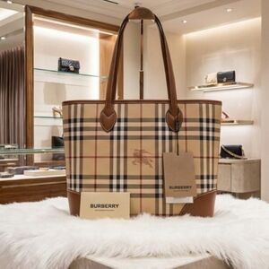 Dbl Authentic Burberry Tan and Brown Plaid Classic Tote Bag With Dustbag